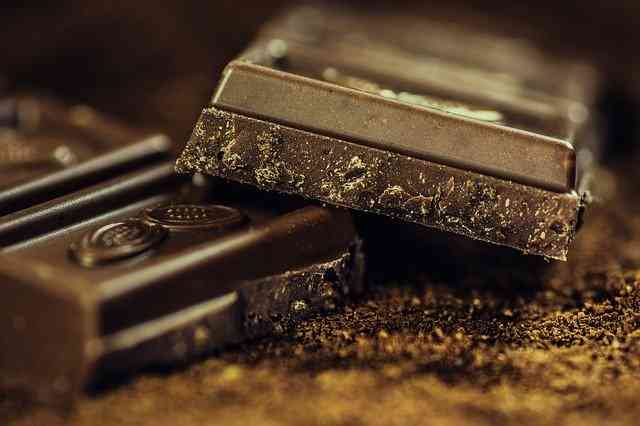 cioccolato fondente benefici e controindicazioni