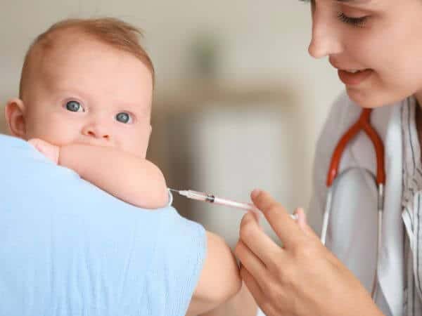 Pediatra durante la vaccinazione di un bambino