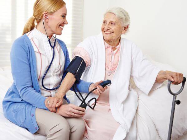 cardiologa misura pressione sanguigna a paziente anziana