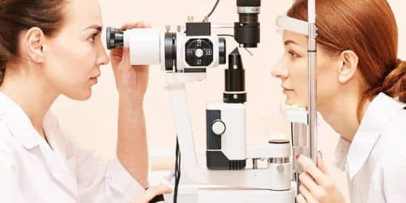 Oculista con una paziente durante visita a domicilio