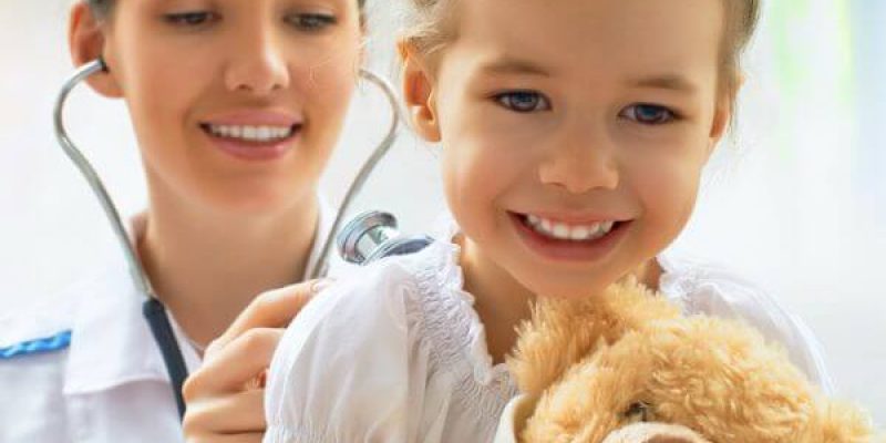 Pediatra durante il controllo medico di una bambina