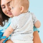 pediatra tiene in braccio un bambino per la vaccinazione