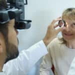 Oculista misura la vista a un paziente