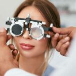 Misurazione della vista di una paziente da un medico oculista