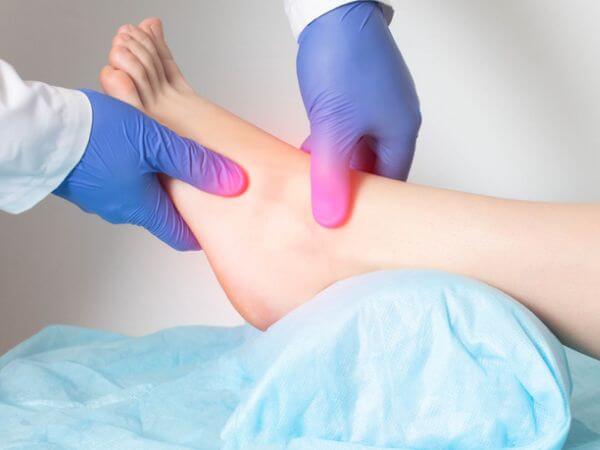 Podologo tocca il piede di un paziente nei punti in cui sente dolore