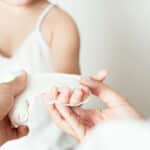 pediatra fascia la mano di una bambina