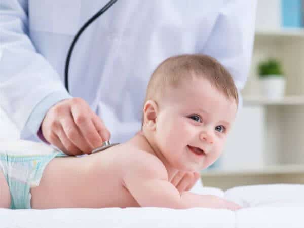 pediatra durante il controllo dei bronchi di un neonato