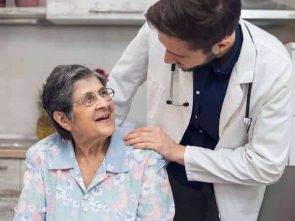 Signora anziana con medico urologo per una visita a domicilio