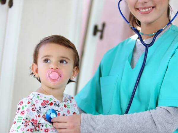 bambina durante un controllo pediatrico
